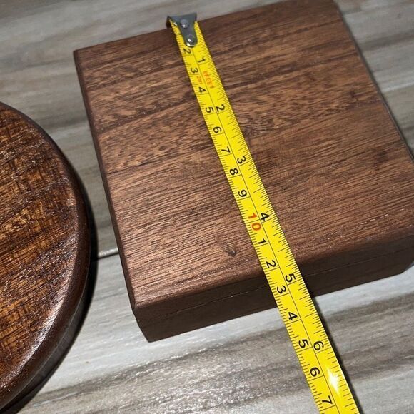 Lot of 2 Wood Boxes With Lids, one Round and One Square - Picture 9 of 10